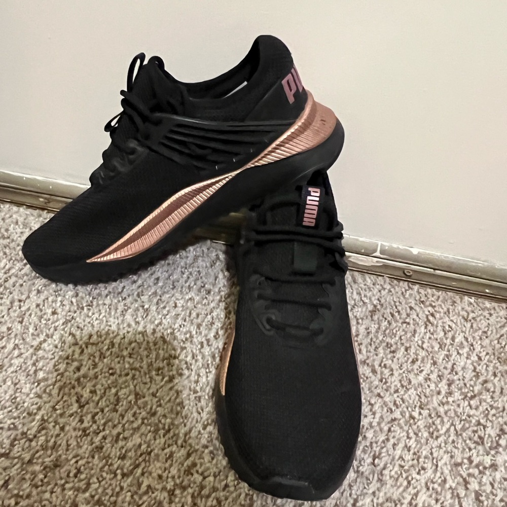 Puma Black and Pink woman’s Sneakers Sleek Design